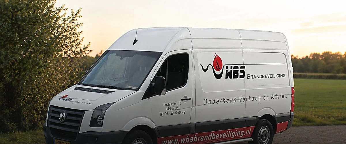 Een bedrijfsbus van WBS Brandbeveiliging met het opschrift Onderhoud, verkoop en advies
